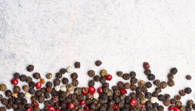 Beyaz taş masada karışık biberler.