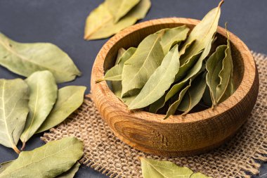 Körfez yaprakları eski taş masa zemininde.