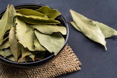 Körfez siyah bir kase üzerinde siyah bir taşa karşı duruyor..