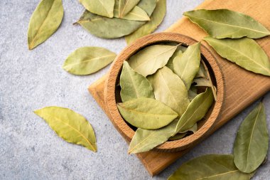Bay, ahşap bir kâse üzerinde eski bir taş zemine doğru gidiyor..