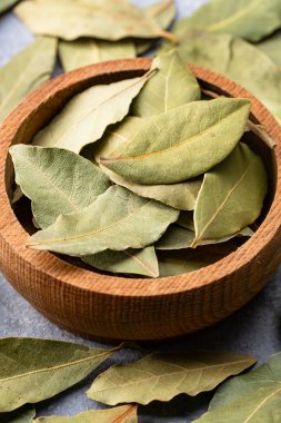 Bay, ahşap bir kâse üzerinde eski bir taş zemine doğru gidiyor..