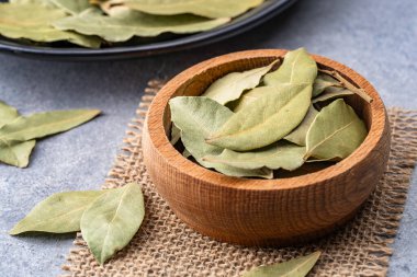 Bay, ahşap bir kâse üzerinde eski bir taş zemine doğru gidiyor..