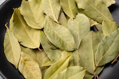 Bay, ahşap bir kâse üzerinde eski bir taş zemine doğru gidiyor..
