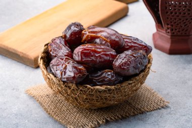 Bir Ramazan feneri ve tarihler taş bir masanın üzerinde. Ramazan, Müslümanlar için kutsal aydır..