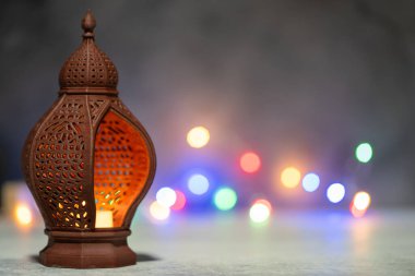 Arka planda Ramazan feneri ve ışıklar bokeh.