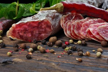 Ahşap bir masada kurutulmuş sosis. sosis fuet yakın çekim