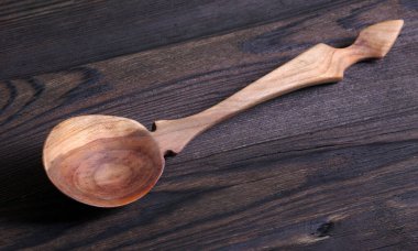Masanın üzerinde el yapımı ahşap kaşık
