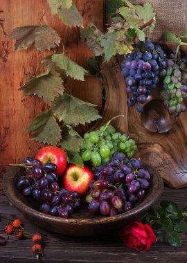 Taze üzümler. Üzüm hasadı. Mutfak masasında el yapımı ahşap kaplar. Tahta tabaklar, kaseler ve tabaklar masanın üzerinde.. 