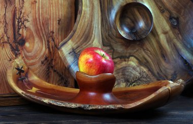 Mutfak masasında el yapımı ahşap kaplar. Tahta tabaklar, kaseler ve tabaklar masanın üzerinde.. 