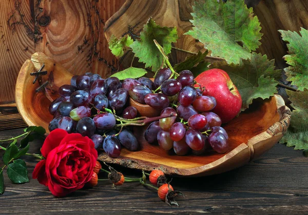 Fresh Ripe Grapes Grape Harvest Handmade Wooden Utensils Kitchen Table — Stock Photo, Image