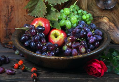 Taze üzümler. Üzüm hasadı. Mutfak masasında el yapımı ahşap kaplar. Tahta tabaklar, kaseler ve tabaklar masanın üzerinde.. 