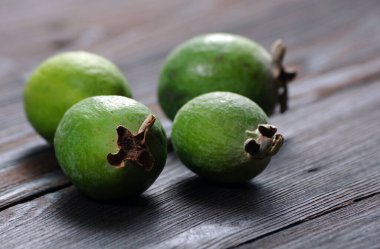 Fayjoa meyveleri ahşap bir masada. Kapat.