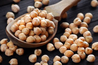 Tahta kaşıkta kuru nohut yakın plan. 