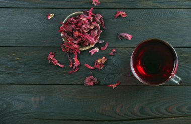 Hibiscus çayı. Tahta kaşıkta Hibiscus çayı ve bir fincan taze amberçiçeği çayı. Soğuk algınlığı ve grip için vitamin çayı.