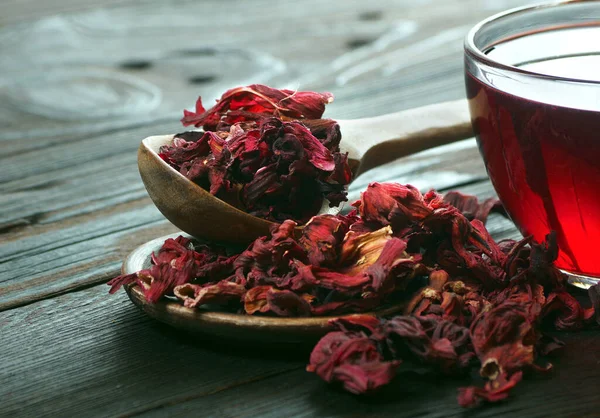 Hibiscus çayı. Tahta kaşıkta Hibiscus çayı ve bir fincan taze amberçiçeği çayı. Soğuk algınlığı ve grip için vitamin çayı.