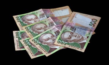 Siyah üzerine izole edilmiş 500 Ukrayna Hryvnia banknotları