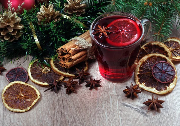 Kopje Glühwein Specerijen Citrusvruchten Een Houten Tafel Verwarmende Kerstdrank — Stockfoto