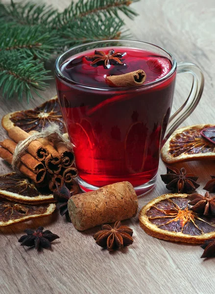 Xícara Vinho Quente Especiarias Frutas Cítricas Uma Mesa Madeira Aquecimento — Fotografia de Stock