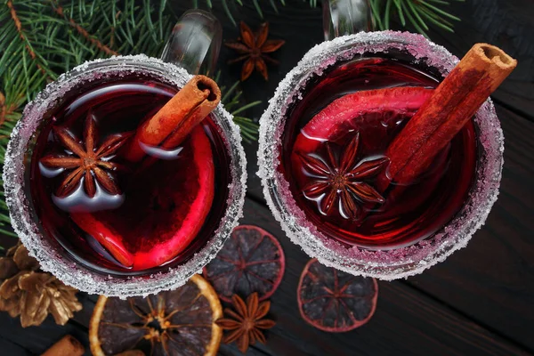 Xícaras Vinho Quente Especiarias Frutas Cítricas Secas Uma Mesa Madeira — Fotografia de Stock