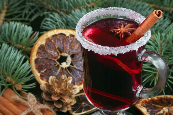 Xícaras Vinho Quente Especiarias Frutas Cítricas Secas Uma Mesa Madeira — Fotografia de Stock