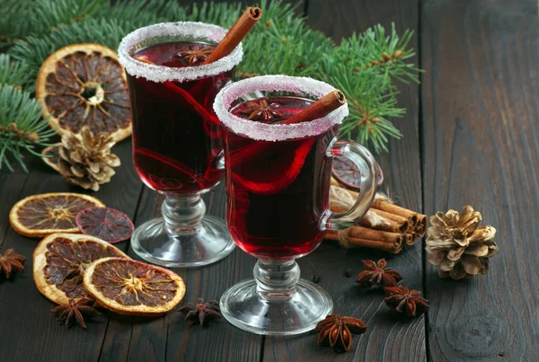 Xícaras Vinho Quente Especiarias Frutas Cítricas Secas Uma Mesa Madeira — Fotografia de Stock