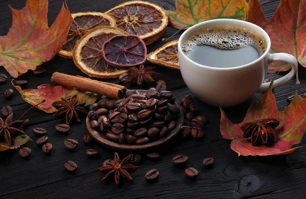 Jesienna Kawa Kawa Białym Kubku Suszone Owoce Cytrusowe Przyprawy Drewnianym — Zdjęcie stockowe