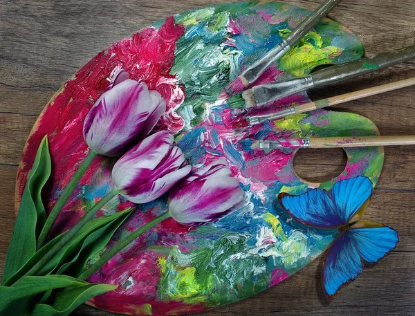 Conceito Pintura Paleta Artista Escovas Flores Tulipa Borboleta Morpho Azul — Fotografia de Stock