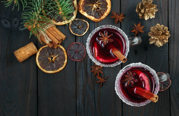 Kopjes Glühwein Specerijen Droge Citrusvruchten Een Houten Tafelblad Warme Kerstdrank — Stockfoto