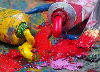 Palette mavi yağ boyası var. Renkli sanat resimleri.