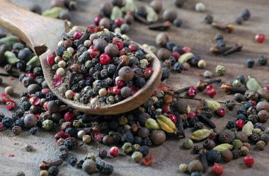 Geleneksel baharatlar. Ahşap bir masada, tahta bir kaşıkta biber karışımı.