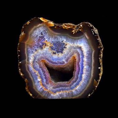 Kesilen taş siyah üzerine izole edilmiş..