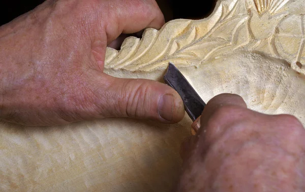 Scultura Legno Mani Dell Artigiano Intaglio Piatti Legno — Foto Stock