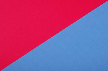 Düz kırmızı ve mavi arka plan. Kırmızı ve mavi karton. Kırmızı ve mavi kağıt dokusu. Soyut geometrik diyagonal düz bileşim. Boşlukları kopyala