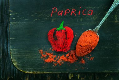 Tahta bir masada kaşıkta kırmızı biber. Boşluğu kopyala