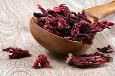 Hibiscus çayı. Tahta kaşıkta Hibiscus çayı. Soğuk algınlığı ve grip için vitamin çayı.