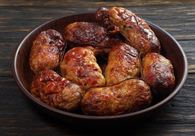 Ahşap bir masada bir kasede kızarmış sosis. Üst görünüm. Boşluğu kopyala