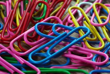 çok renkli ataç arka planı. Kapat. 