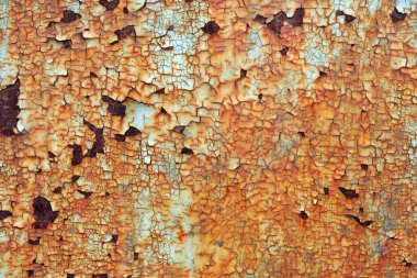 Eski paslı, boyanmış metal levha yakın plan.