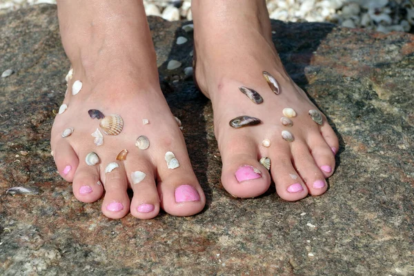 Jovem Mulher Pintando As Unhas Dos Pés E Falar Ao Telefone Clipart De Stock, Royalty-Free