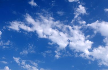 Beyaz bulutlu mavi gökyüzü