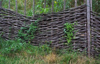 Eski çit. Kırsal hasır çit dokusu arkaplanı