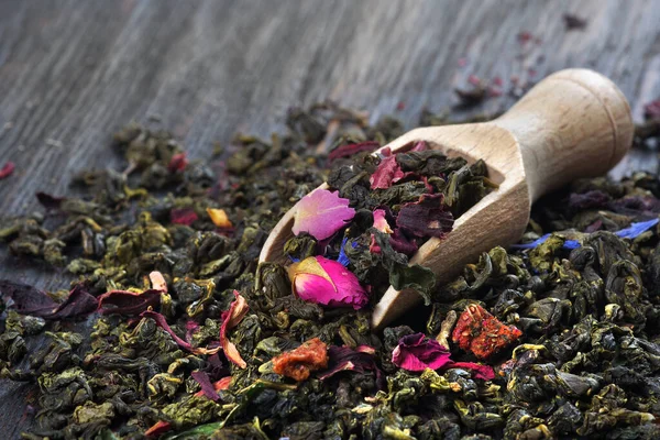 Chá Verde Com Pétalas Flores Frutas Uma Colher Mesa — Fotografia de Stock