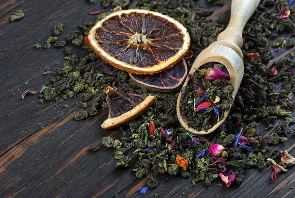 Chá Verde Com Pétalas Flores Frutas Uma Colher Mesa — Fotografia de Stock