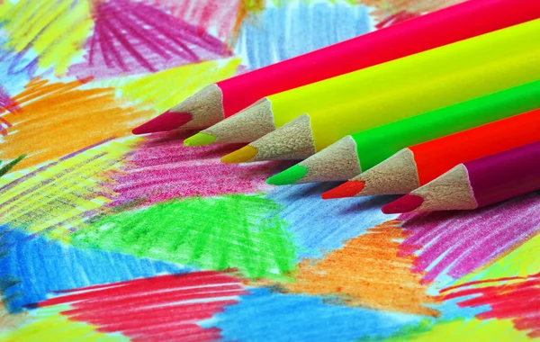 Цветные Карандаши Цветной Бумаге Штрихи Карандашами Бумаге Разноцветный Карандашный Рисунок — стоковое фото