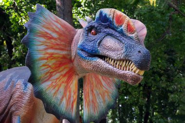 Poltava, Ukrayna 'daki Dino Parkı. Dinozor yakın çekimi. Parktaki dinozor modeli..