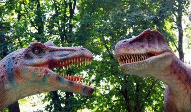 Ormandaki dinozorlar. Dino Parkı 'nda iki Tyrannosaurus Rex.
