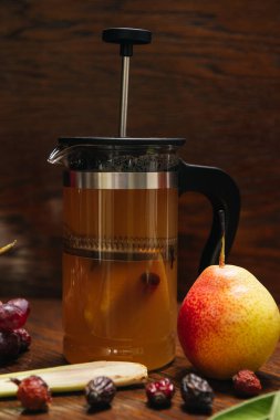 Armutlu çay ve Fransız kalçası restoranda masanın üstünde.