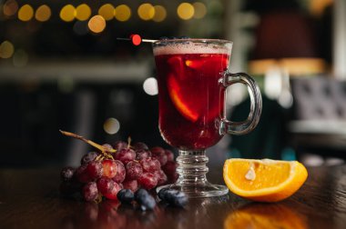 Lokantada masada portakallı ve üzümlü böğürtlen şarabı