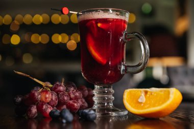 Lokantada masada portakallı ve üzümlü böğürtlen şarabı