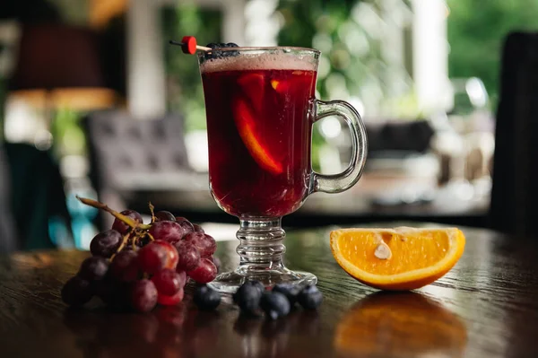 Blaubeer Glühwein Mit Orangen Und Trauben Auf Dem Tisch Restaurant — Stockfoto